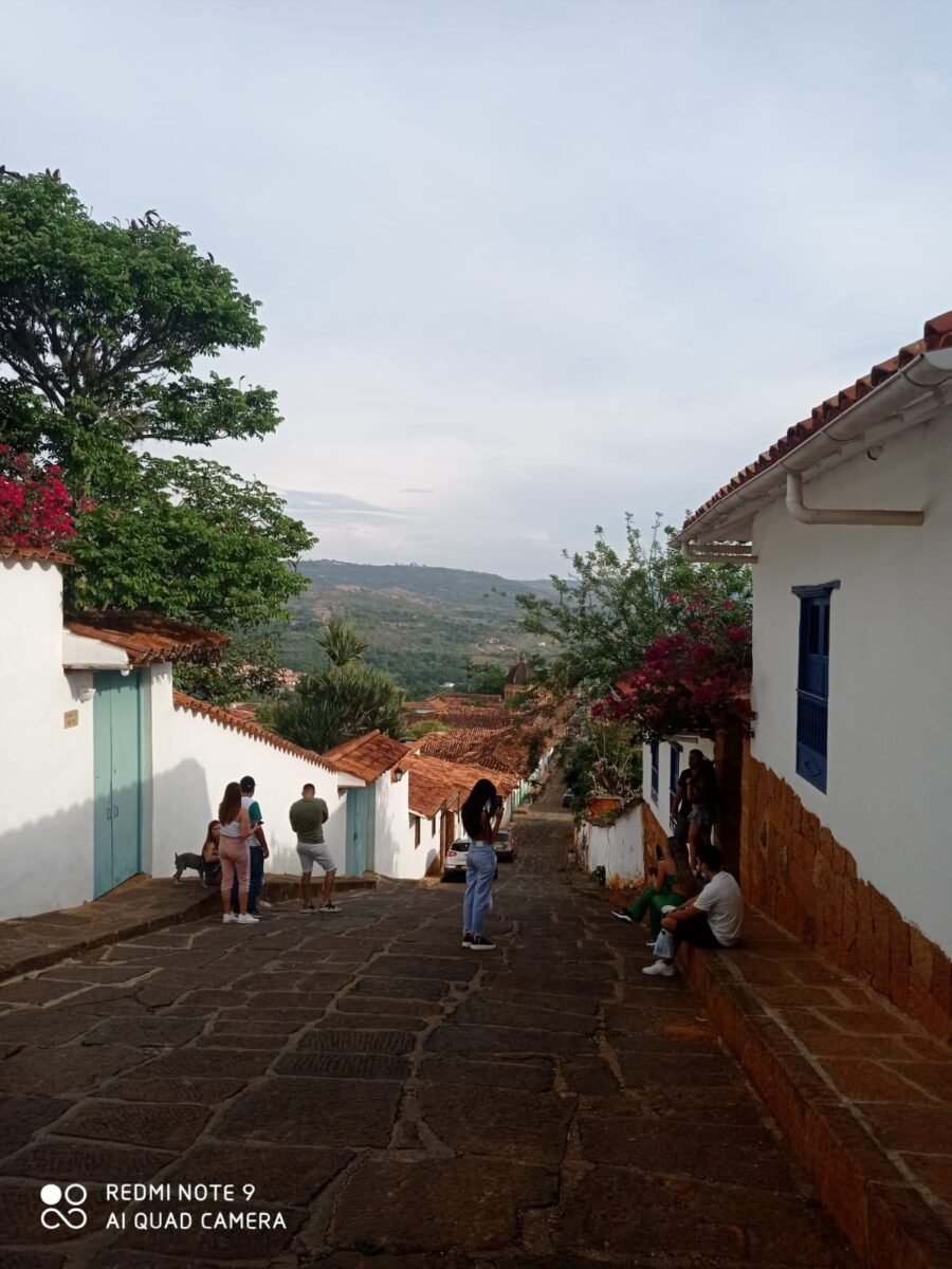 Calles empedradas y casas blancas de Barichara, Santander