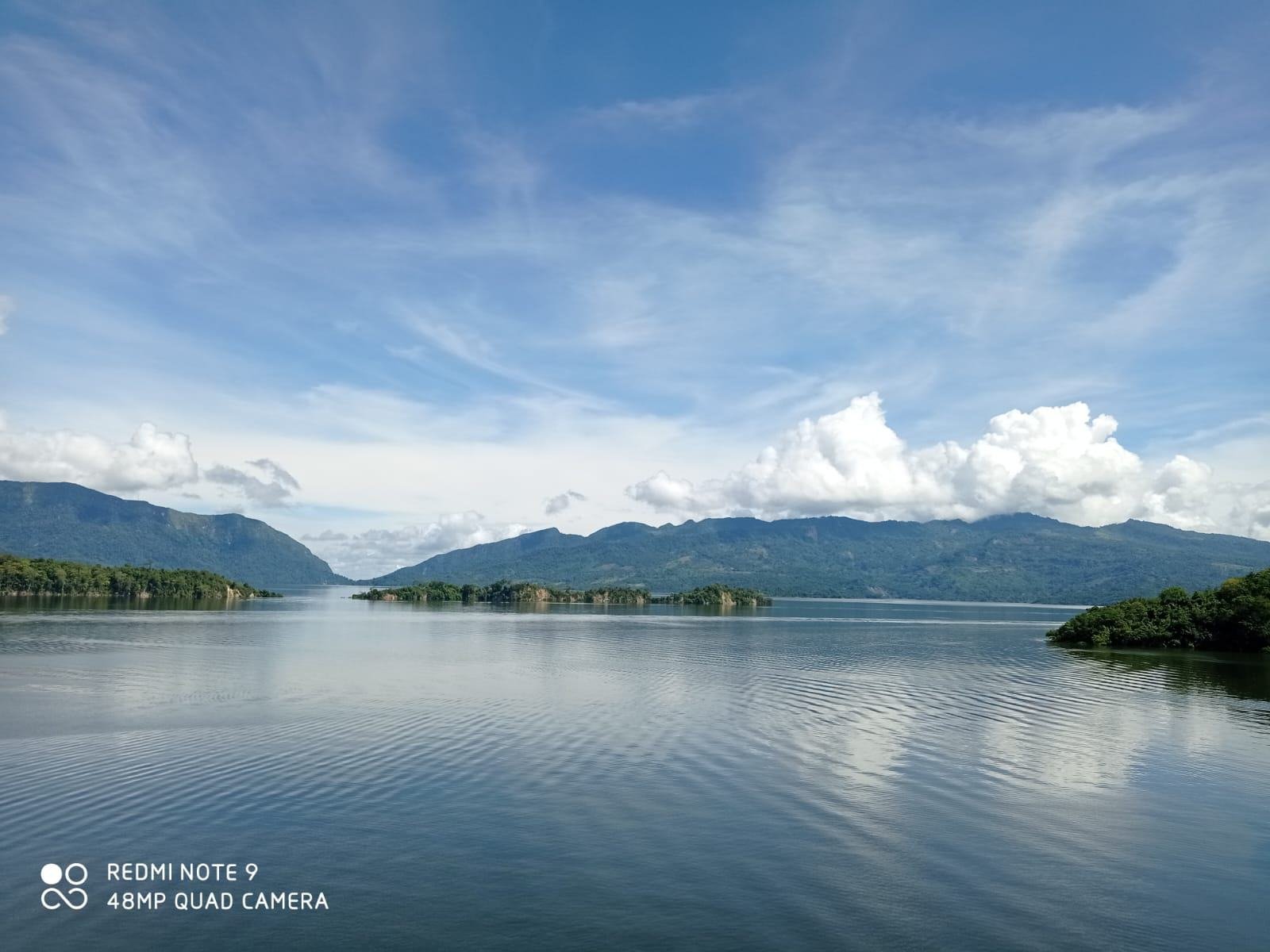 Aguas del embalse Topocoro rodeadas de montanas en Santander