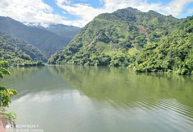 Aguas del embalse Topocoro rodeadas de montanas en Santander