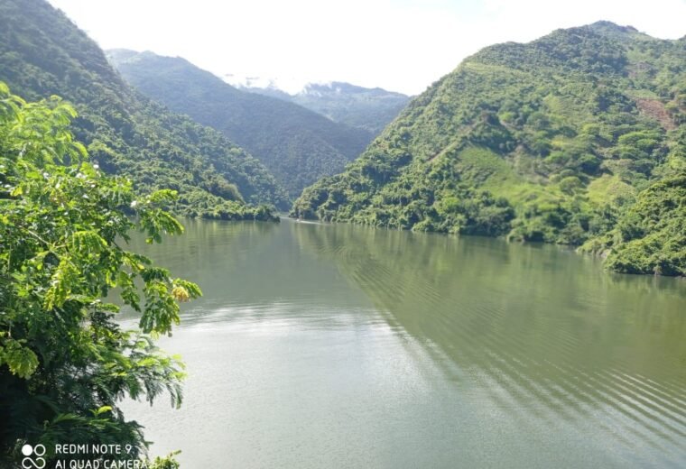 Aguas del embalse Topocoro rodeadas de montanas en Santander