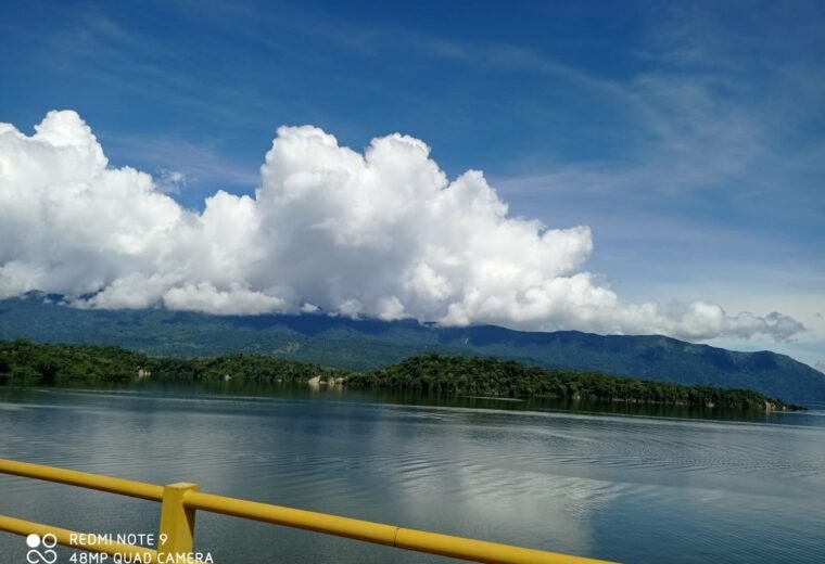 Aguas del embalse Topocoro rodeadas de montanas en Santander