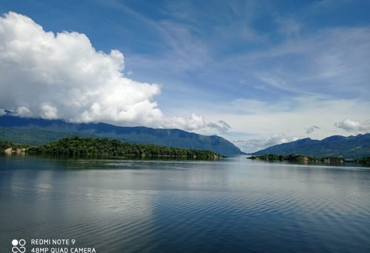Aguas del embalse Topocoro rodeadas de montanas en Santander